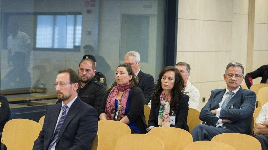 Marcial Dorado, con otros acusados, en el transcurso de la primera jornada del juicio en Madrid. // F. Villar