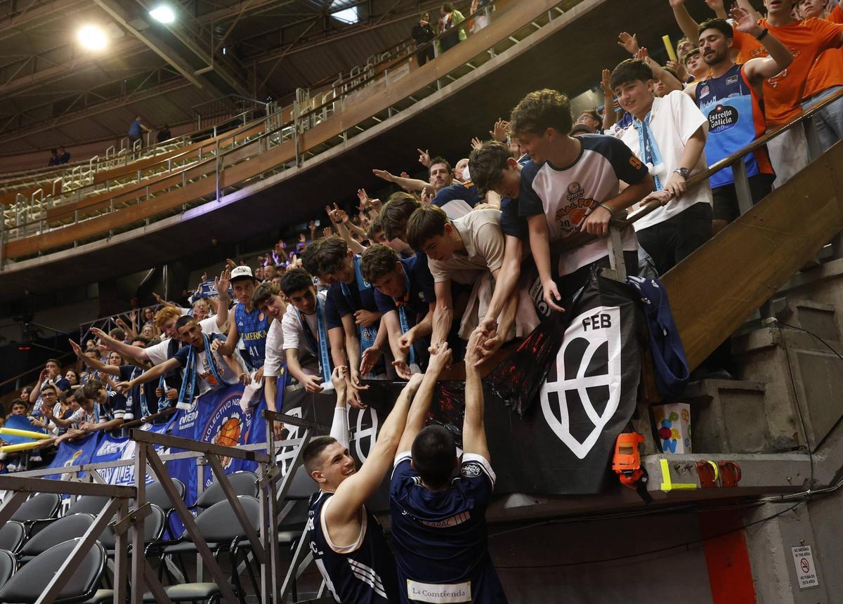 EN IMÁGENES: Así despidió la afición a un heroico Alimerka Oviedo Baloncesto tras caer con Estudiantes en la pelea por la ACB