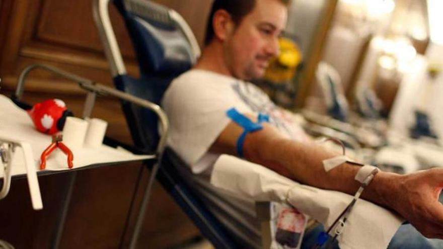 Un donante de sangre, ayer, en el salón de recepciones del Ayuntamiento.