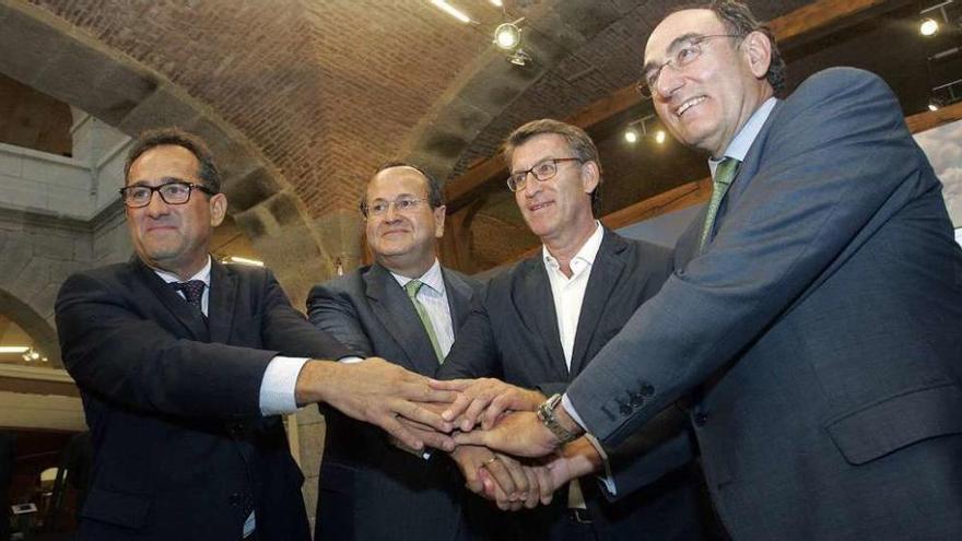 De izquierda a derecha, Villaron, de Windar; Revuelta, de Navantia; Feijóo, y Galán, de Iberdrola, tras la firma.