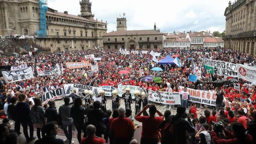 Aspecto del Obradoiro durante la manifestación contra la mina de Touro del mes de junio. // Xoán Álvarez