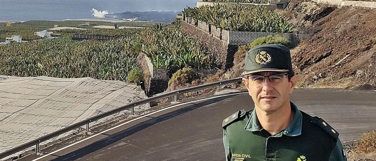 Juan Carlos Lafuente, teniente coronel de la Guardia Civil, con la fajana creada por la colada a fondo