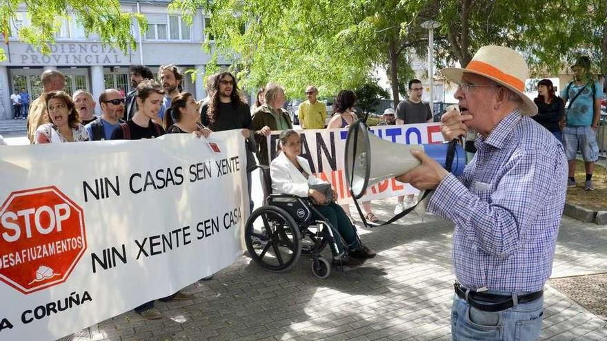 Protesta contra una orden de desahucio en A Coruña, en 2016.