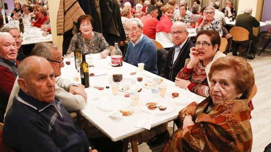 A la derecha, Florentina Pérez junto a sus vecinos del Carbayedo.