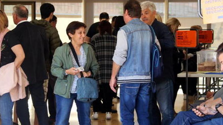 Laa sala de votació de Cal Gallifa, plena, en ple migdia