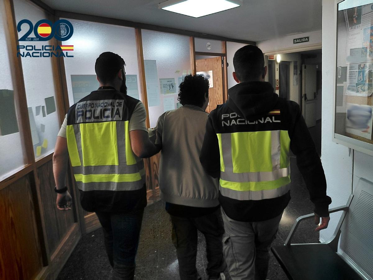 El presunto agresor sexual, custodiado por dos policías en la Jefatura de Palma.