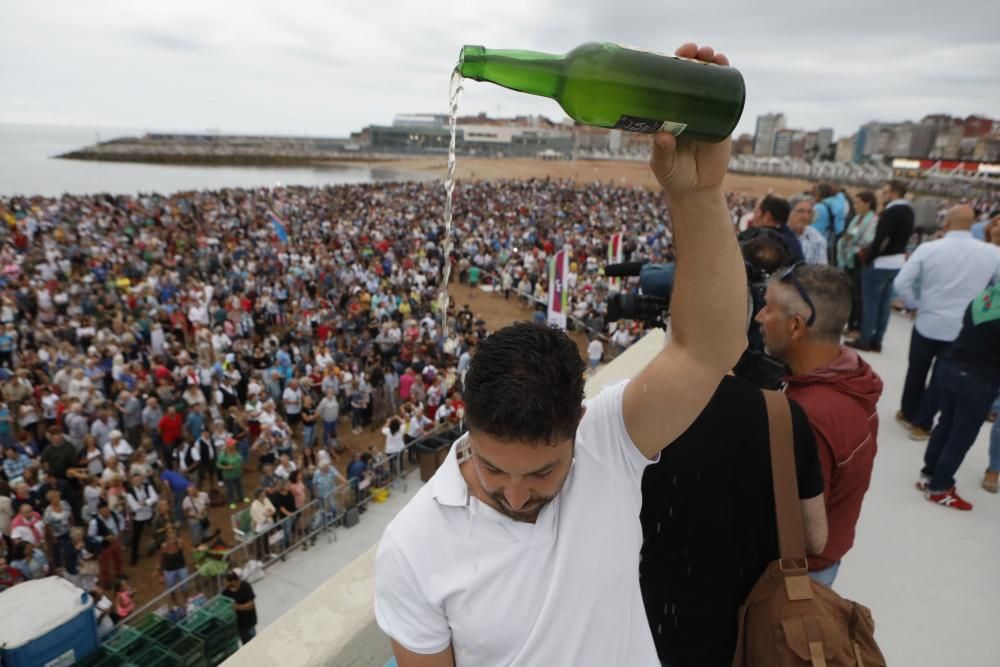 Gijón bate el récord de escanciado simultáneo de sidra