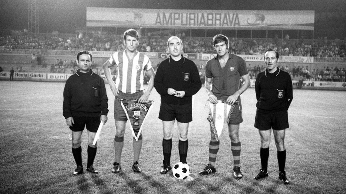 Los capitanes de Girona y Barça posan con el trío arbitral en el partido inaugural de Montilivi, en 1970.