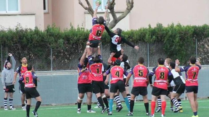 El Unión pone en juego el balón en una touche durante el partido frente al Toro.