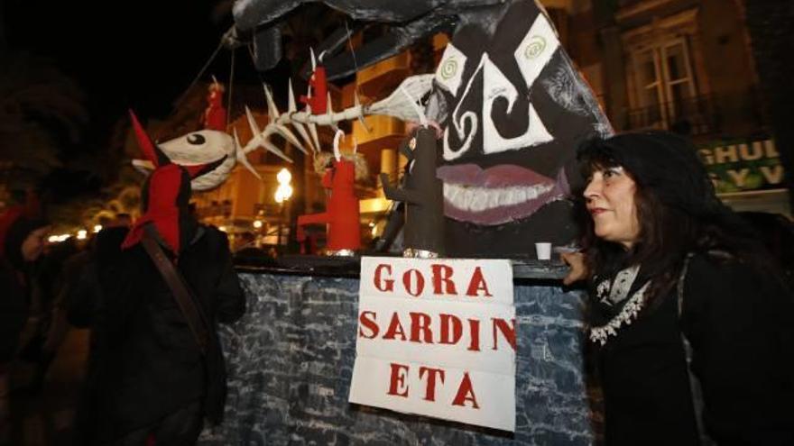 Los titiriteros se hacen hueco en el final del Carnaval de Alicante