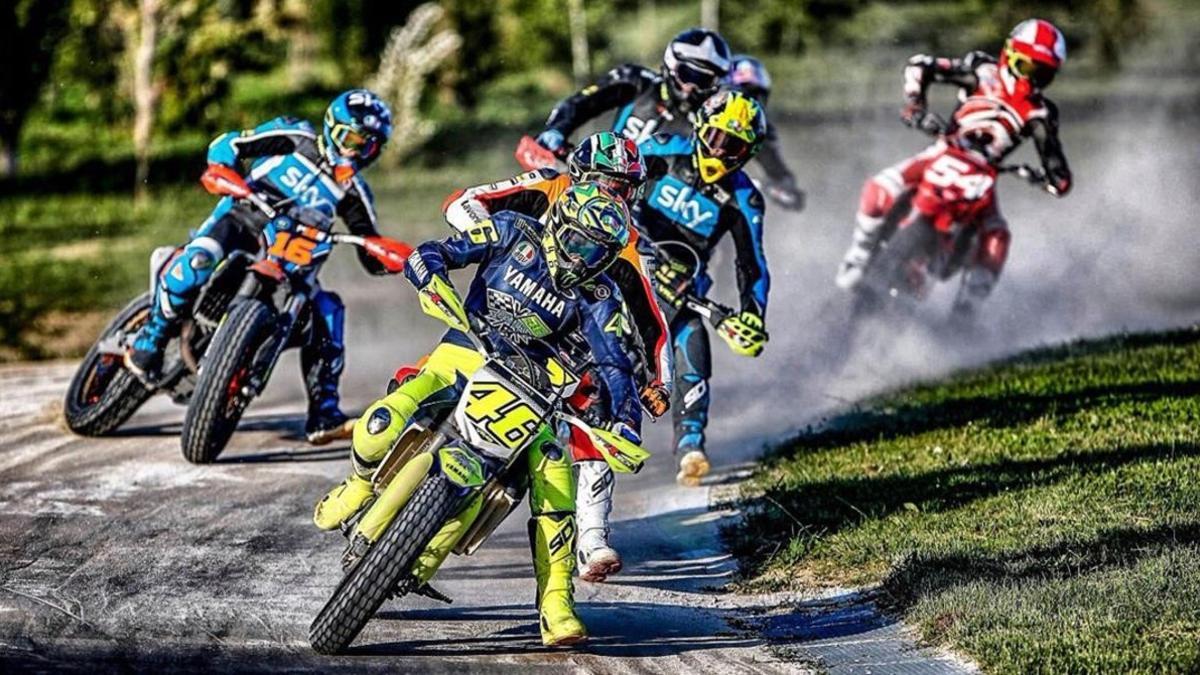 Valentino Rossi lidera una carrera en la pista de tierra de su rancho, en Tavullia (Pesaro y Urbino, Italia).