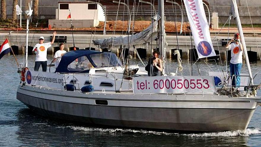 El barco abortista ´Women on Waves´ a su llegada al Puerto de Valencia.