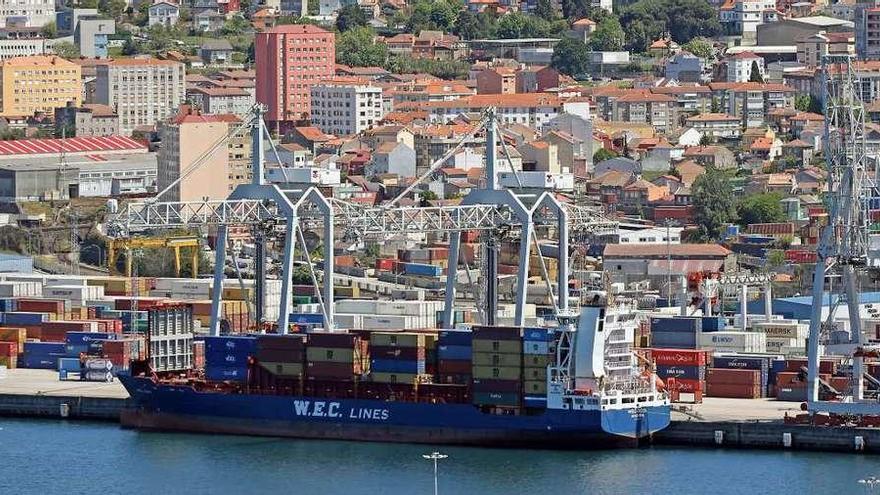 Un buque portacontenedores atracado en la terminal viguesa de Guixar. // Marta G. Brea