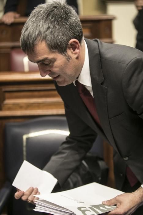 21/03/2017 POLÍTICA PARLAMENTO DE CANARIAS.  debate de la nacionalidad.el presidente de gobierno Fernando Clavijo recogiendo sus papeles tras el debate