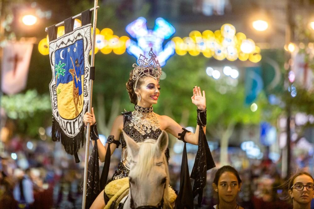 Calp se entrega a las huestes festeras en la Entrada de Moros y Cristianos