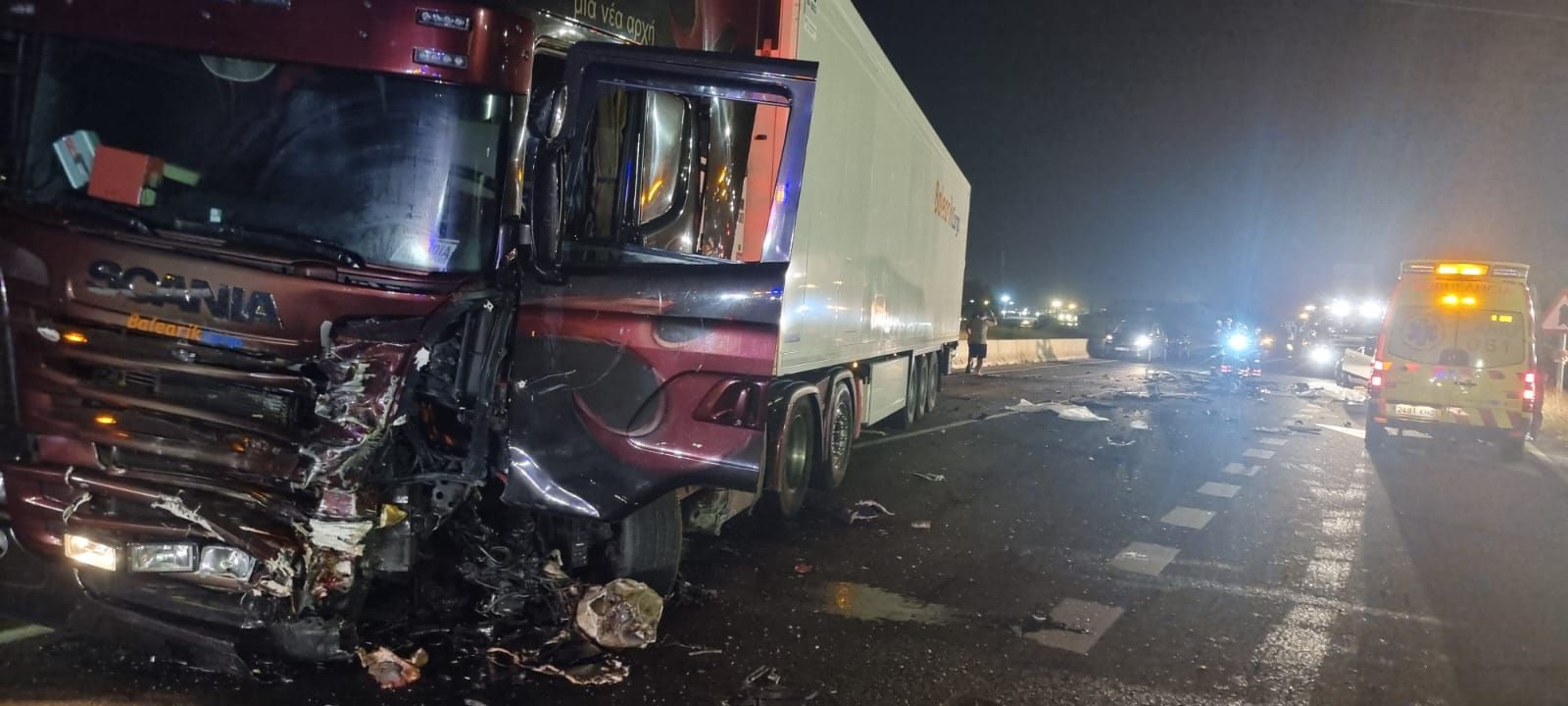Tres jóvenes mueren al chocar contra un camión en Palma
