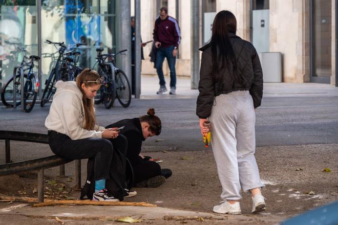 El català no aconsegueix sortir de les aules a Barcelona: el 75% dels joves només utilitza el castellà en l’oci i l’esport