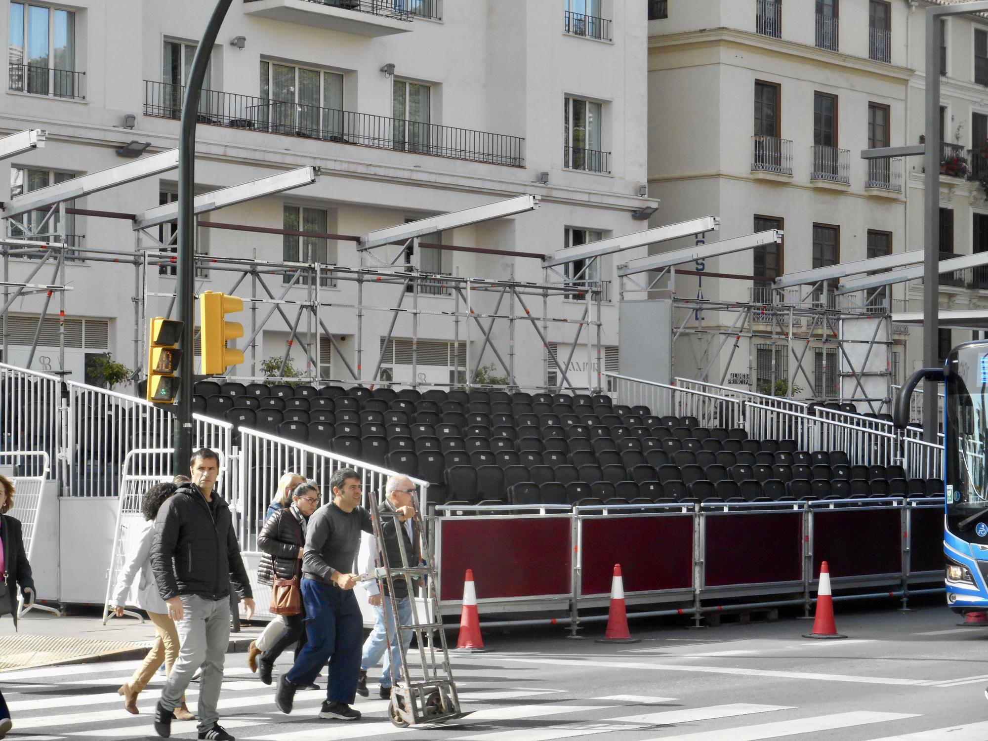 Instalación en la Alameda Principal y la plaza de la Constitución de las tribunas y los palcos para el recorrido oficial de la Semana Santa de Málaga. 