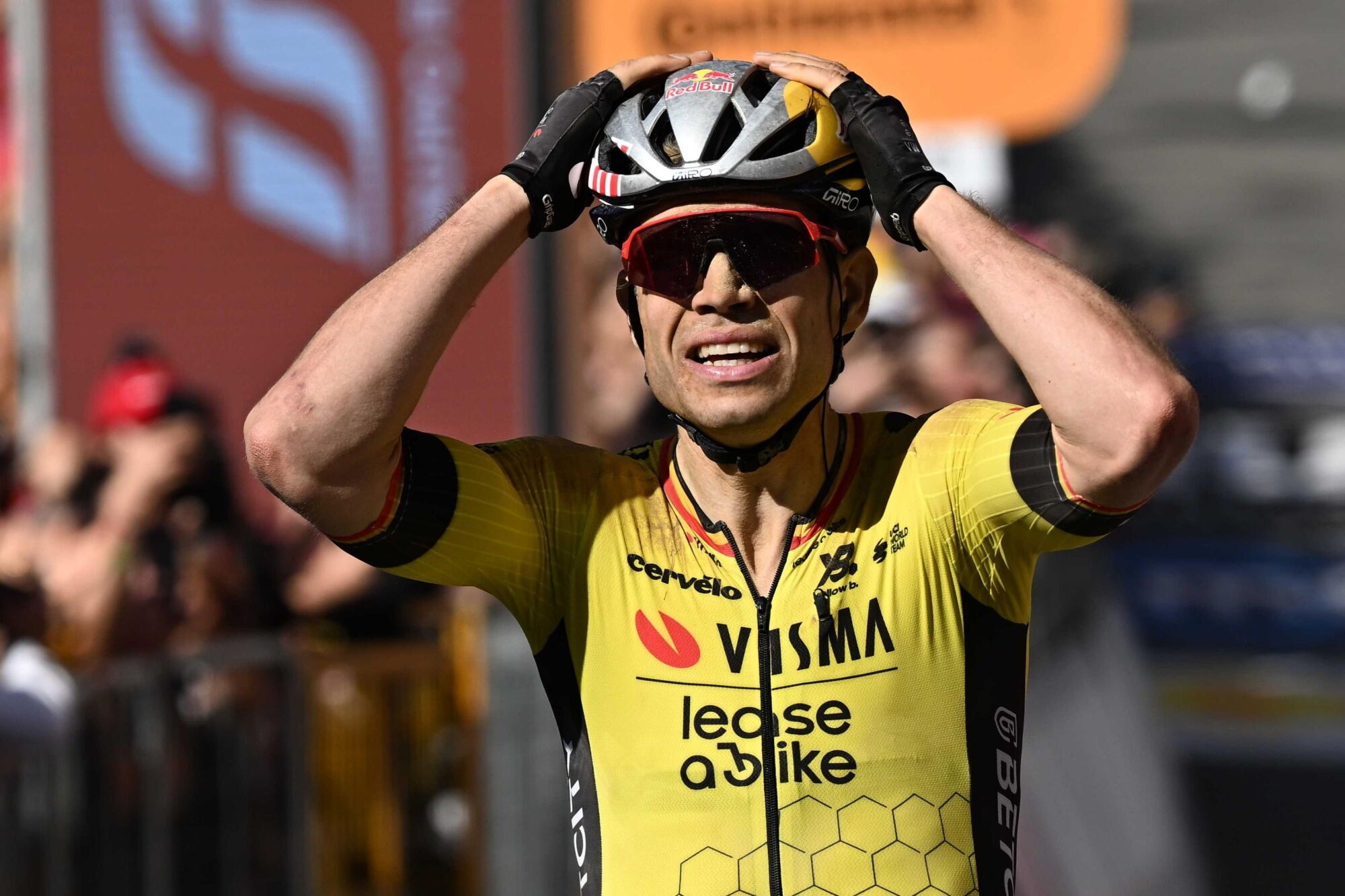 SIENA (Italy), 18/05/2025.- Belgian rider Wout Van Aert of Team Visma | Lease a Bike celebrates after crossing the finish line and winning the 9th stage of the 108 Giro d'Italia 2025, cycling race over 181 km from Gubbio to Siena, Italy, 18 May 2025. (Ciclismo, Italia) EFE/EPA/LUCA ZENNARO