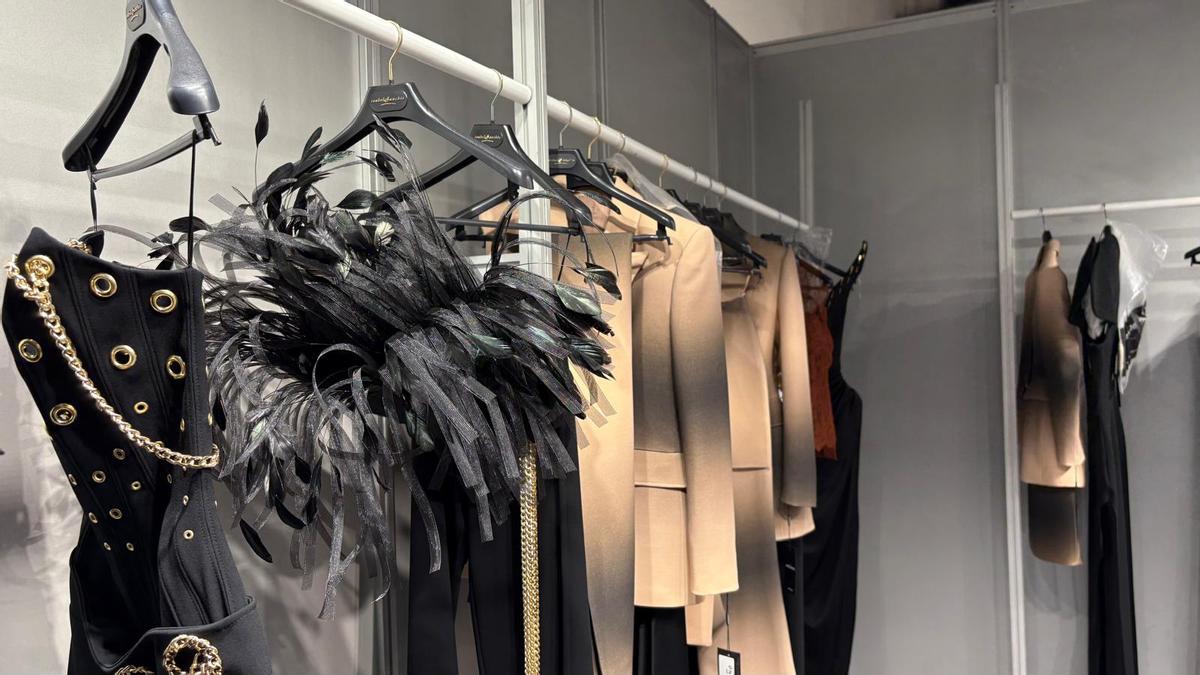 Prendas preparadas para el desfile de Isabel Sanchis