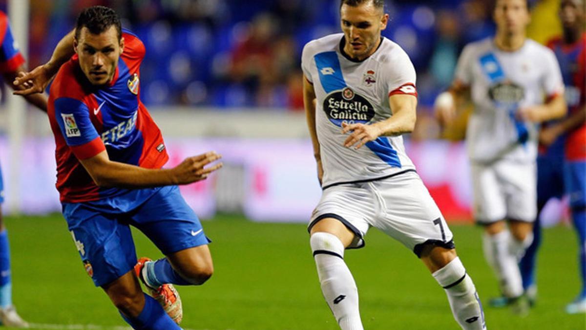 Lucas Pérez y David Navarro luchan por un balón