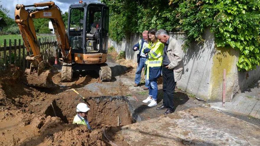 Obra para aproximar la red de saneamiento a varias viviendas, la semana pasada, en Cecebre.