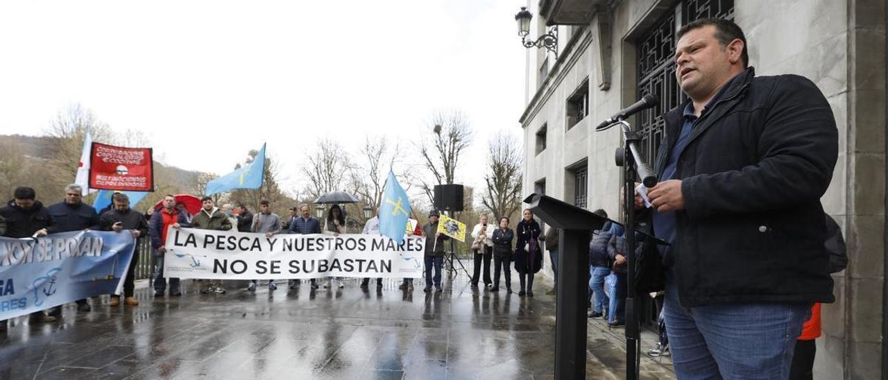 Adolfo García, presidente de la Federación de Cofradías de Pescadores de Asturias, en la protesta frente a la Delegación del Gobierno.