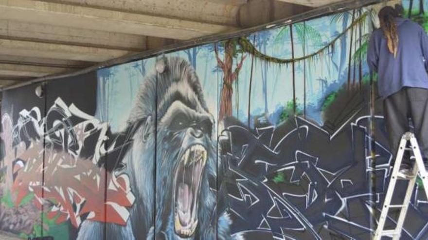 Un joven decora el muro con pintura en &#039;spray&#039;. / la opinión