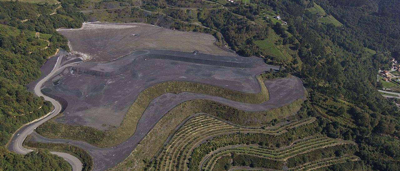 Vista aérea de la escombrera de Pumardongo, donde se aprecian las labores de restauración en la parte baja
