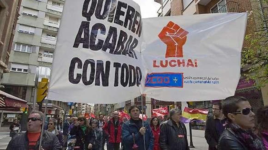 Varios manifestantes, con un cartel en el que se lee: «Quieren acabar con todo».