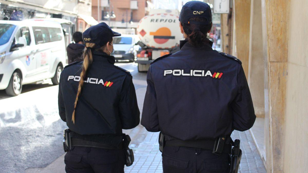 Una pareja de la Policía Nacional en Valencia.