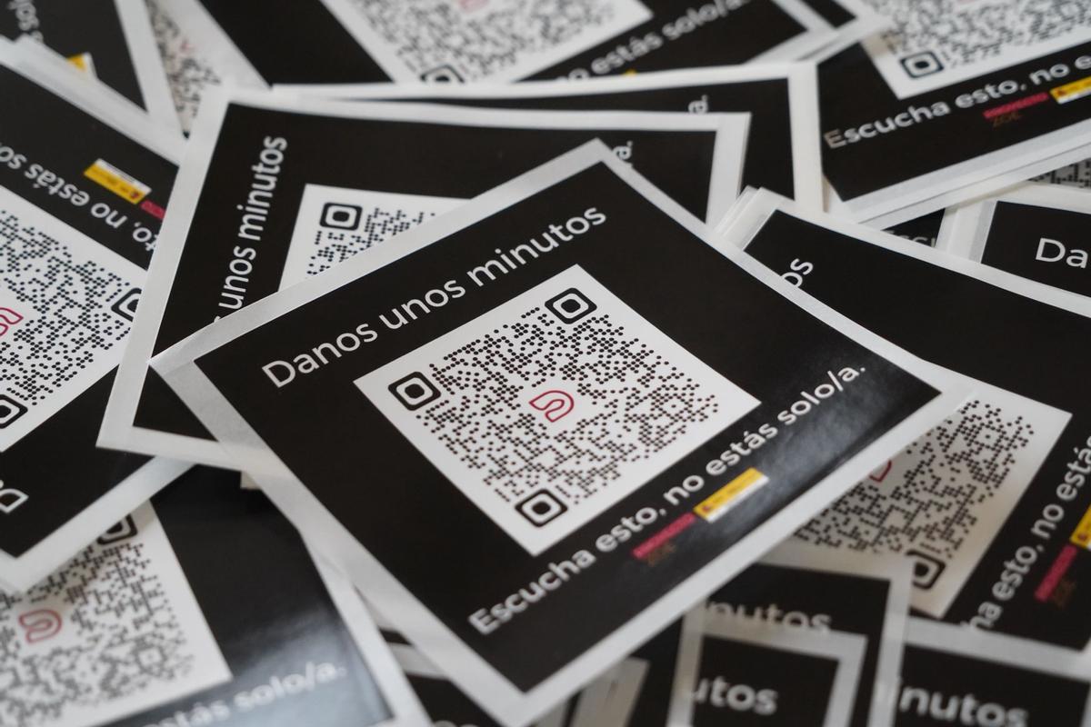 Pegatinas que se instalarán en diversos puntos de Badajoz para evitar la conducta suicida.