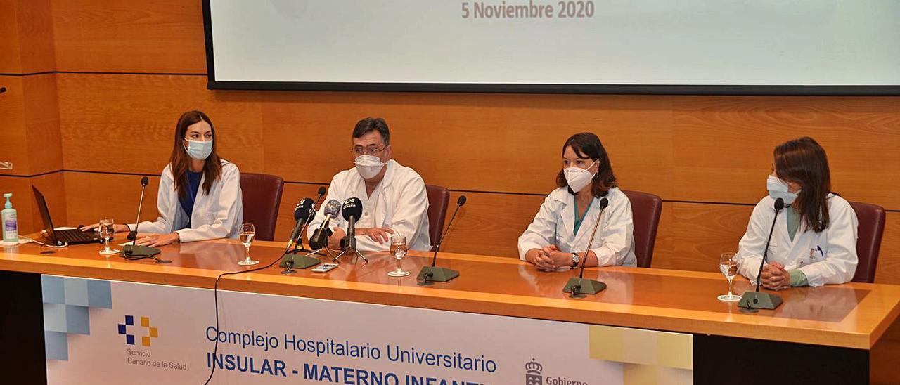 De izquierda a derecha, Laura Bernal, Francisco Cabrera y Maricela Trujillo, ayer, en el Hospital Insular.