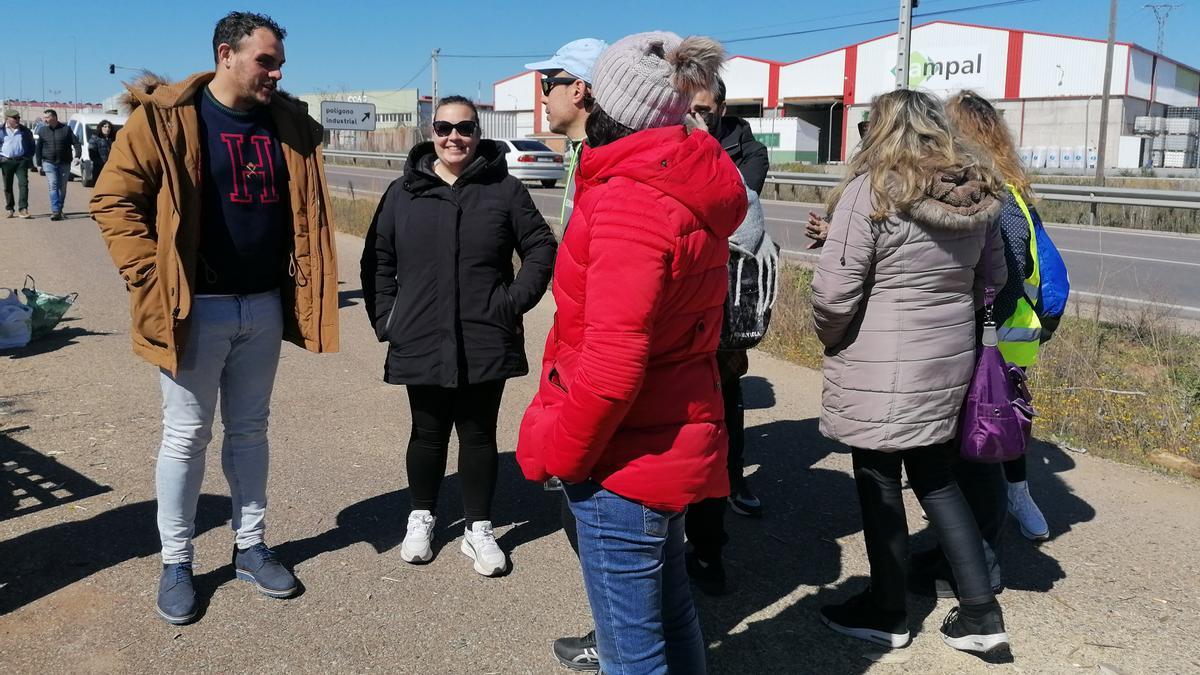 El alcalde, primero por la derecha, dialoga con trabajadores de la fábrica