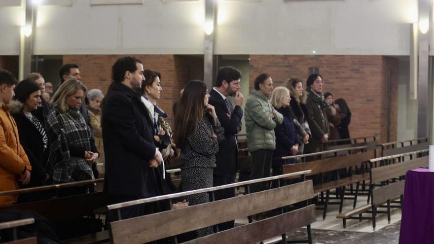 Familiares y amigos de Jaime Ríos, durante su funeral, ayer, en la iglesia de Los Carmelitas. | Irma Collín