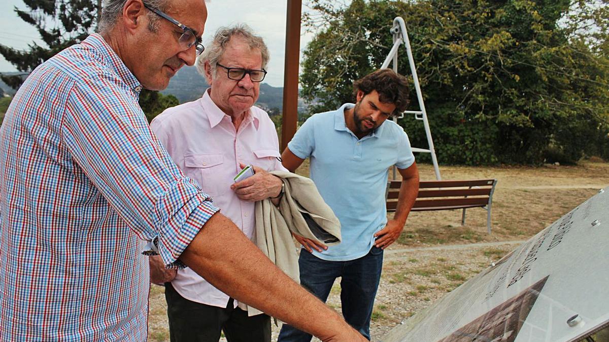 González muestra a Gibson y a Pablo Romero el panel informativo del parque Mestre Vázquez Grela.