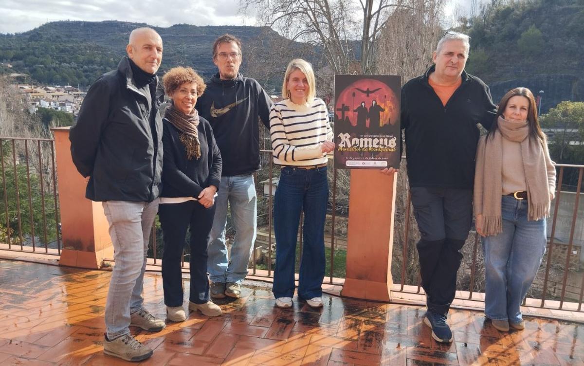L'alcaldessa de Monistrol i membres de la comissió de Romeus amb el cartell d'enguany