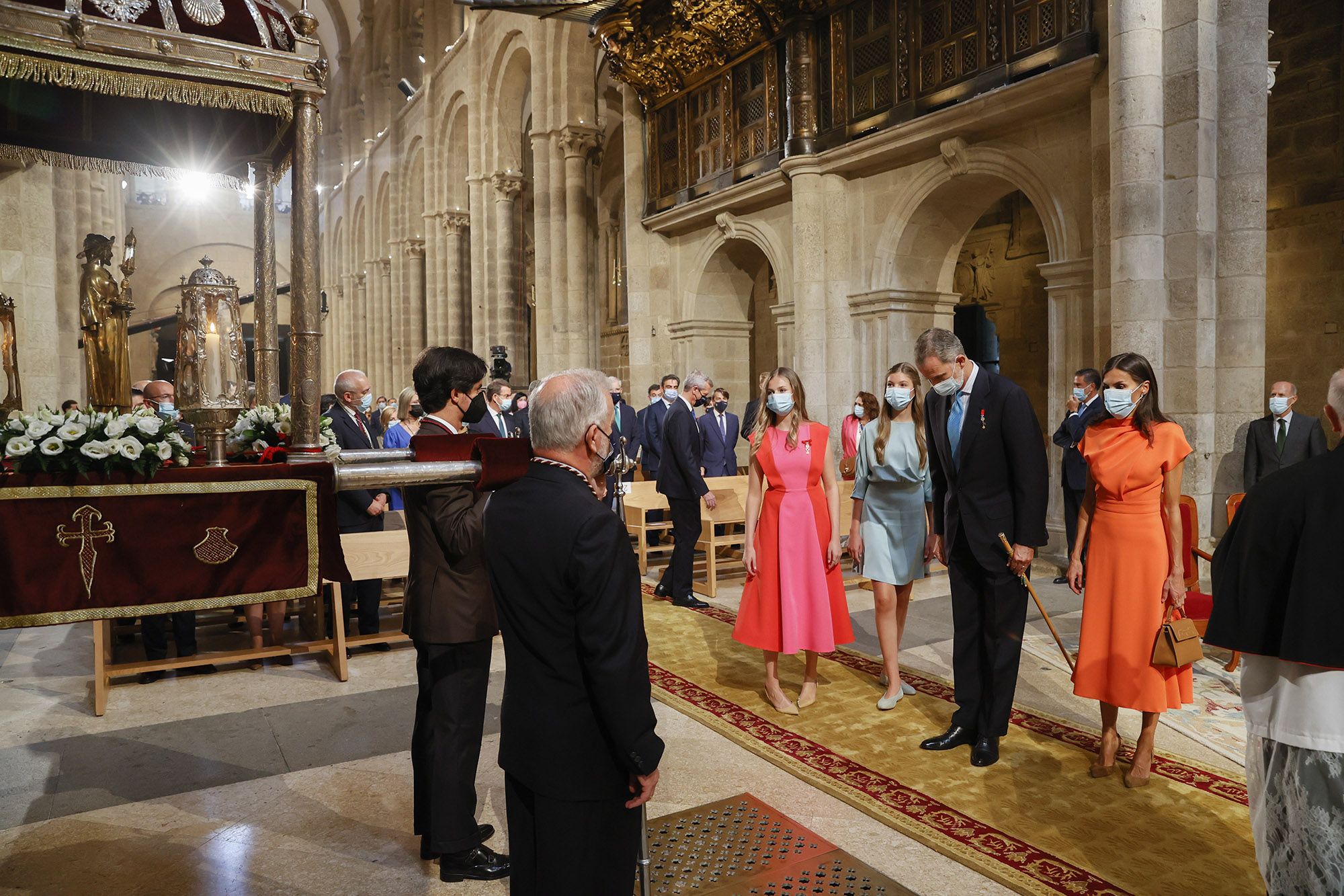 El rey Felipe VI realiza la Ofrenda al Apóstol acompañado de la reina Letizia y las infantas