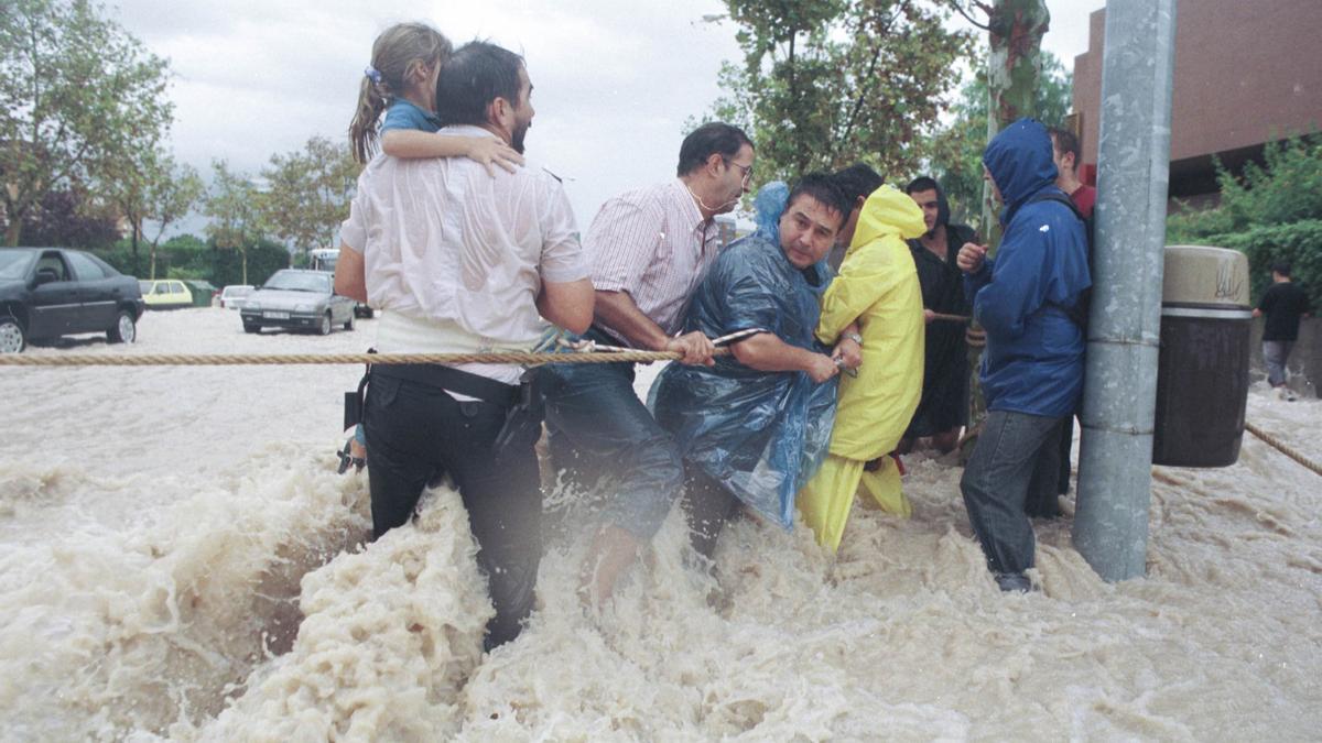 El agua corría por las calles poniendo en peligro a adultos y menores.