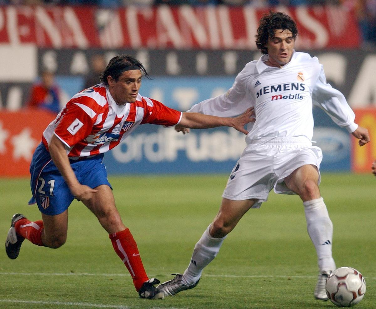 Tote, en su etapa en el Real Madrid, contra Armando, del Atlético, en el trofeo Madrid 2012.