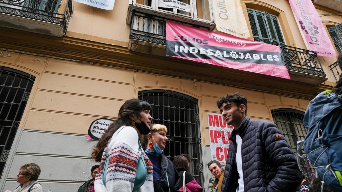 Una manifestación contra el desalojo de La Invisible.