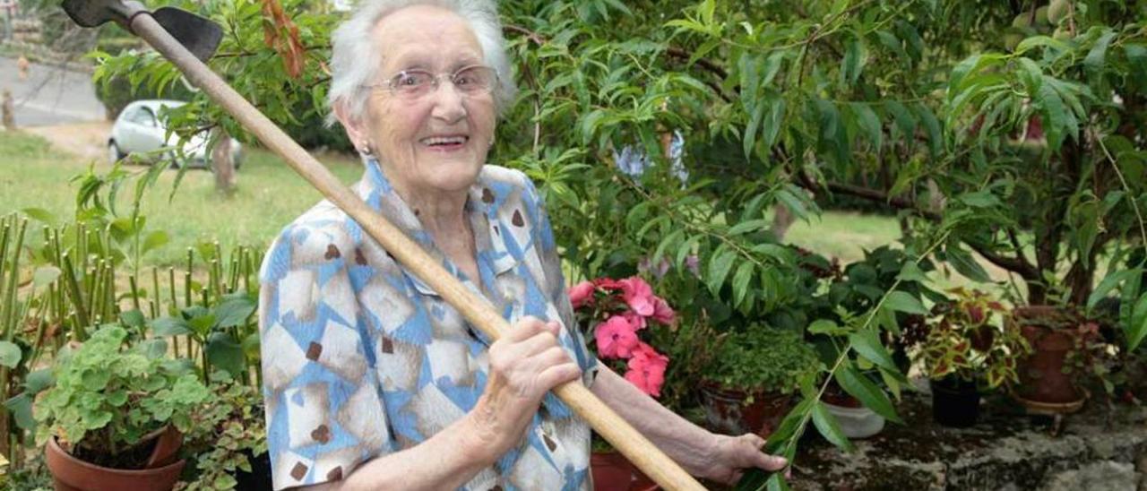 Filomena Posada, con su &quot;fesorina&quot;, en su huerto de Biedes en 2012.