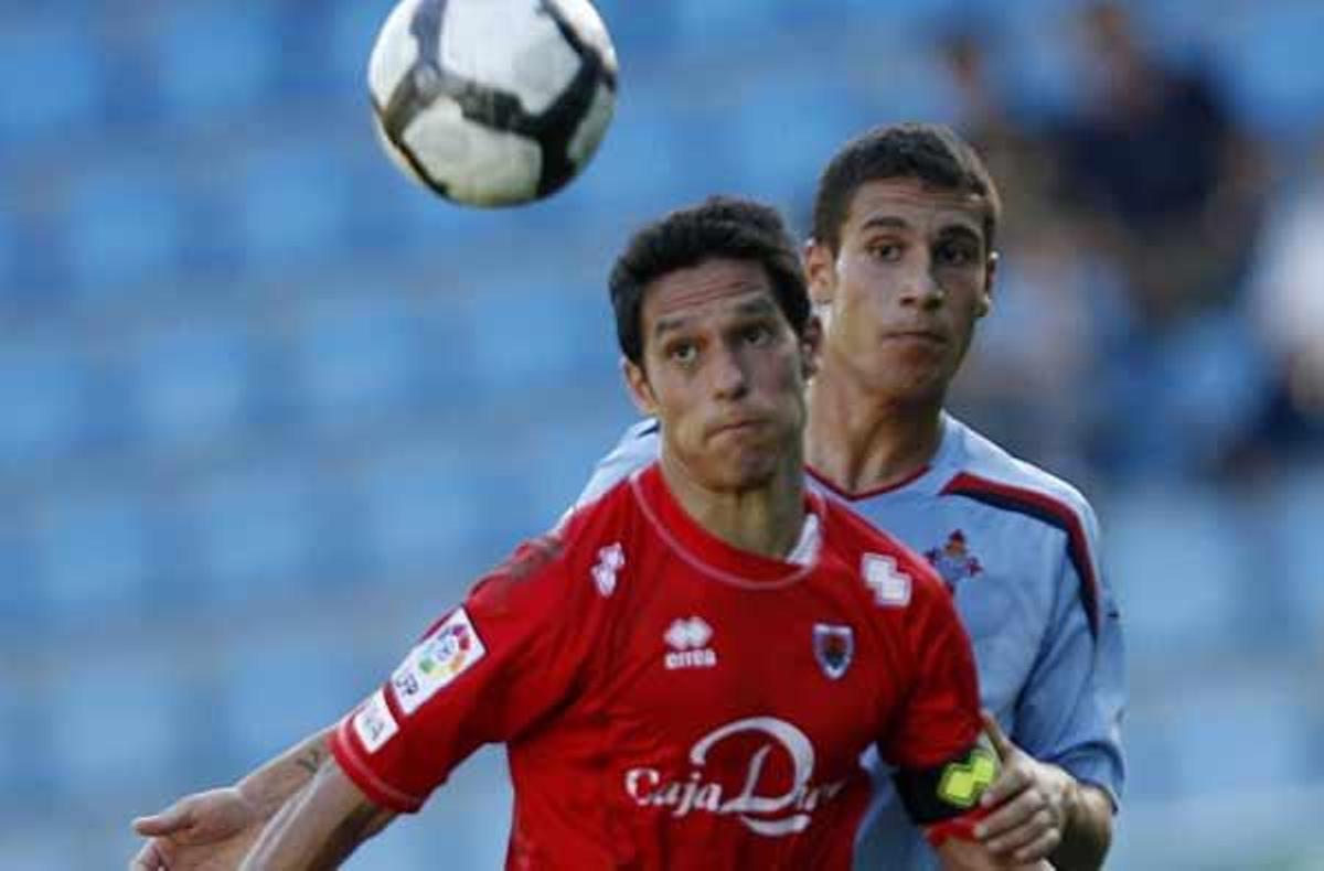 Hugo Mallo marca a Del Pino en un momento del partido.