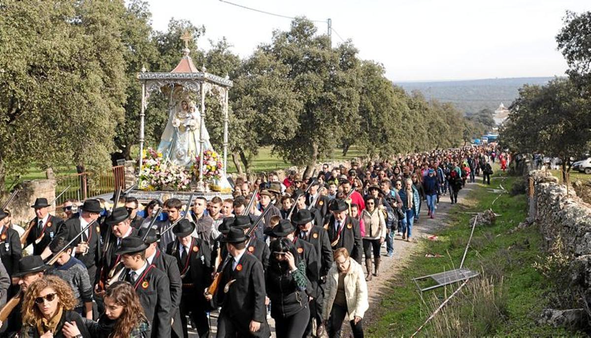 Miles de romeros acompañan a la Virgen de Luna desde el santuario