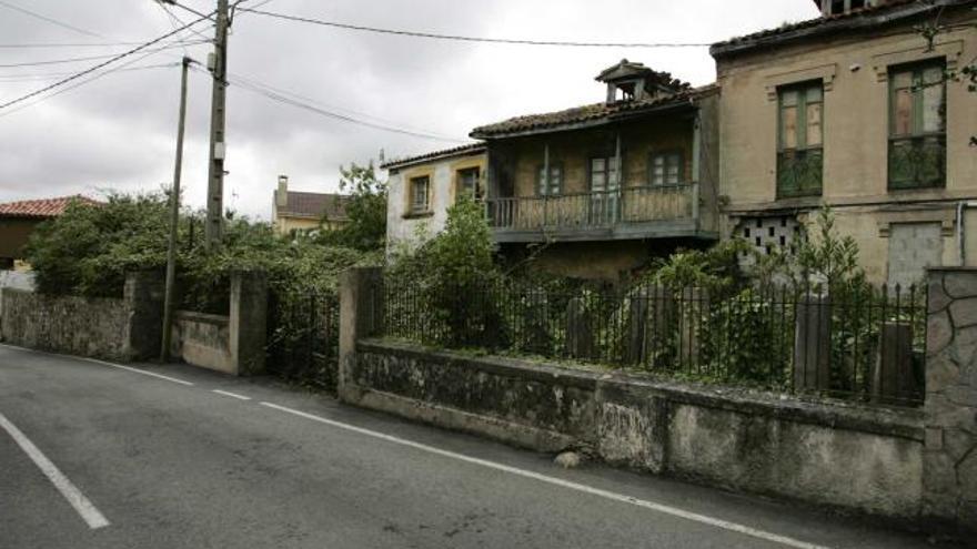 Las viviendas abandonadas en Miranda, rodeadas de maleza y suciedad.