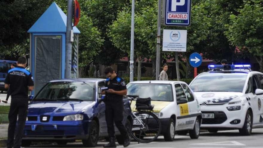 Efectivos de la Policía Local multan unos vehículos en la avenida da Mariña. // Iñaki Abella