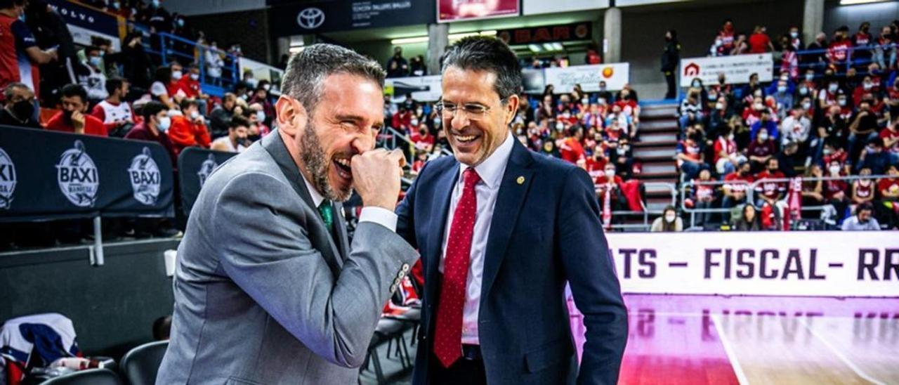 Ibon Navarro y Pedro Martínez se ríen antes del partido de la Basketball Champions League jugado por el Unicaja en Manresa.
