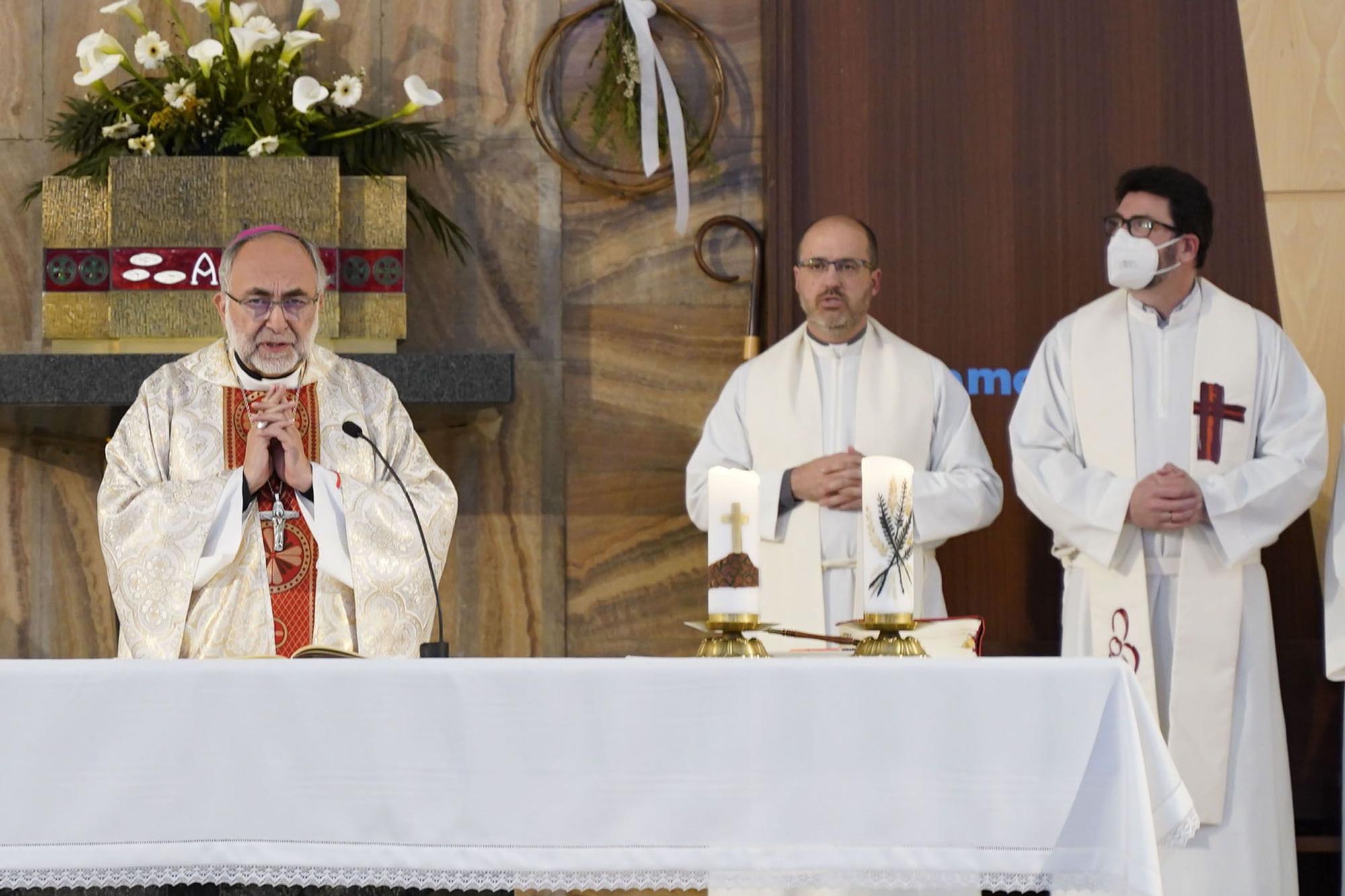 En imágenes: Misa del arzobispo de Oviedo en el Corazón de María