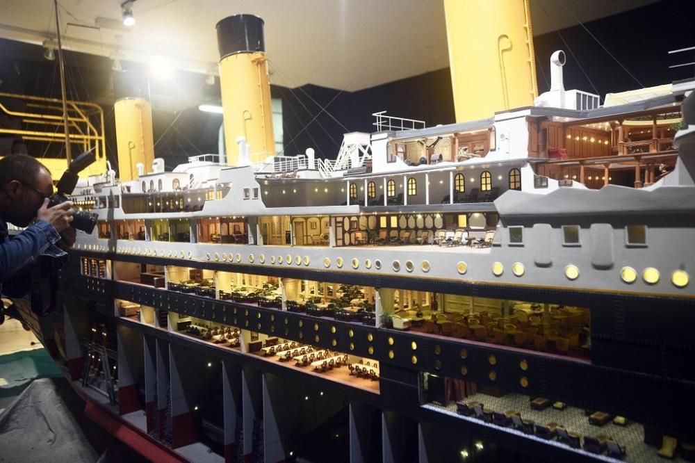 Montaje de la exposición sobre el Titanic en Murcia
