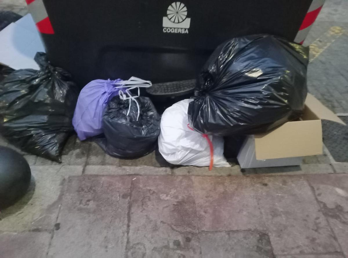 Bolsas de basura fuera de los contenedores, en la villa.